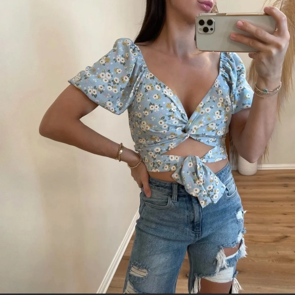 | floral twist cap sleeve crop top • size medium | - Picture 2 of 7